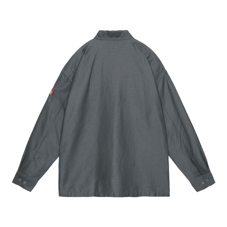 75%コットン、25%リネン。レギュラーポイントカラー。セットインスリーブ。前身頃ショルダーに刺繍でCAV EMPT。左袖上部にシリコンパッチ。シングルカフス。前身頃にウェルトポケット。ワイドシルエット。バイオウォッシュ加工。日本製。