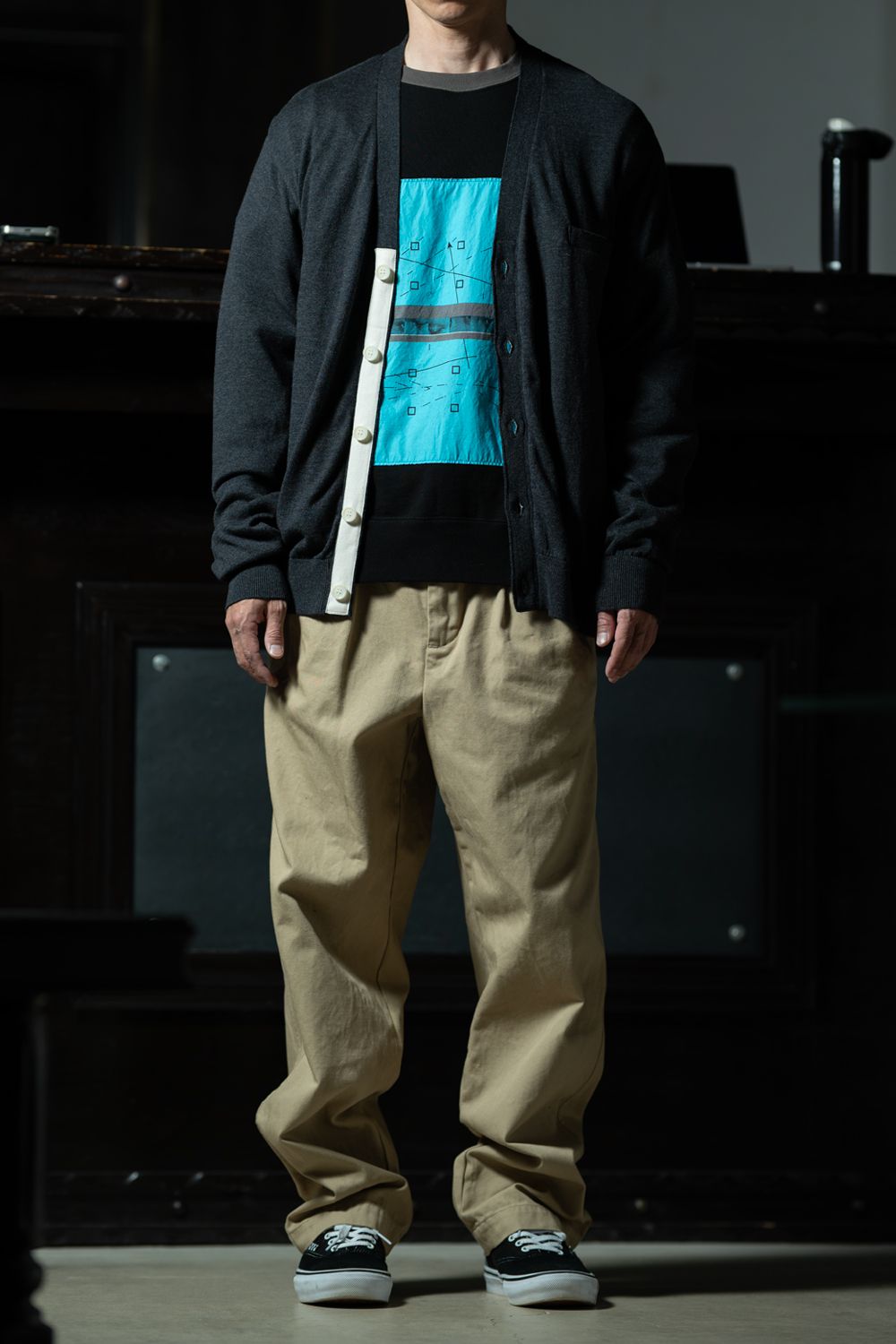 グラフィックをチャコールとベージュで包むリラックスドスタイル