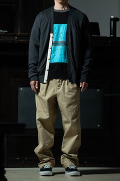 グラフィックをチャコールとベージュで包むリラックスドスタイル