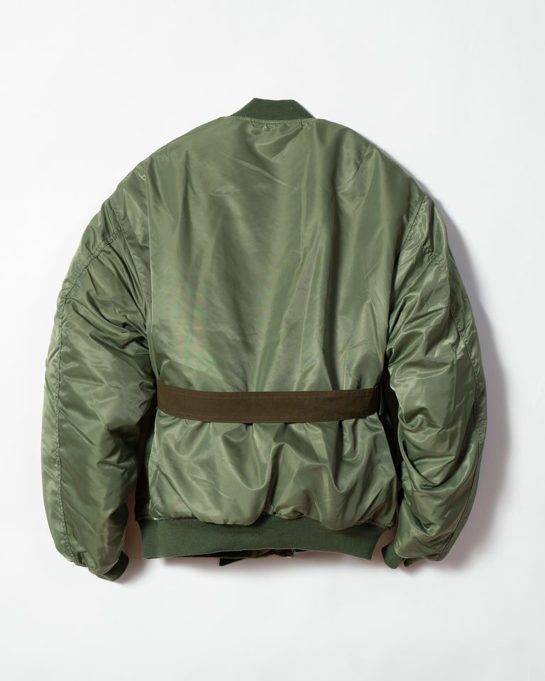 MY BOMBER - Customized bomber jacketは、マリナ イーがデザインしたオリジナルのカスタムMA-1ジャケットです。クラシックなMA-1デザインをベースに、マリナ イーならではの個性的なアクセントが加えられています。特徴的なコートに付いているようなベルトがウエスト部分に配置され、シルエットやスタイリングに変化をもたらしています。