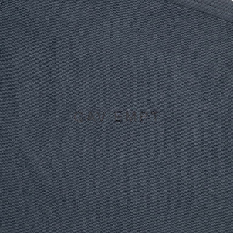 100%コットン。レギュラーポイントカラー。セットインスリーブ。前身頃ショルダーに刺繍でCAV EMPT。左袖上部にシリコンパッチ。シングルカフス。前身頃にウェルトポケット。ワイドシルエット。バイオウォッシュ加工。日本製。