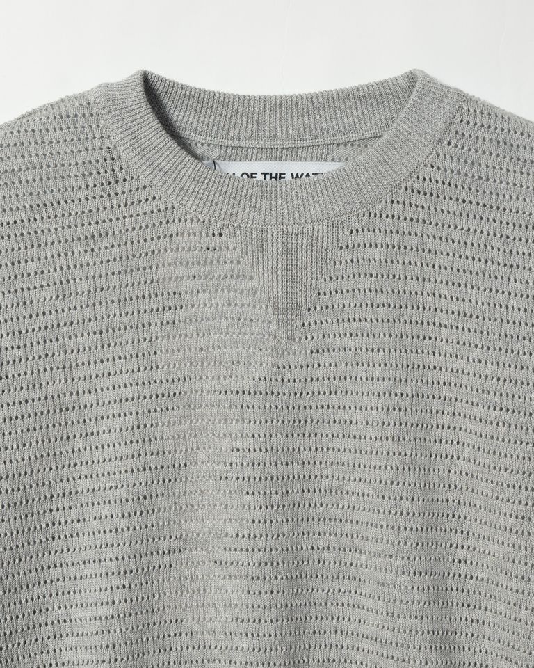 綿50％、麻50％のメッシュクルーネックセーターです。通気性の良い編み時に仕上げていた、肘の部分や襟周りは、組織を変えて強度を上げています。