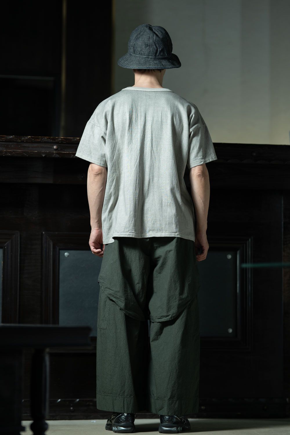 amachi. Layered Utility Pants × T.T Tee、グリーングレーで落ち着かせる大人のワークスタイル