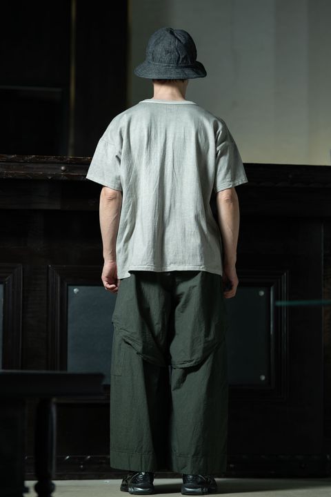 amachi. Layered Utility Pants × T.T Tee、グリーングレーで落ち着かせる大人のワークスタイル