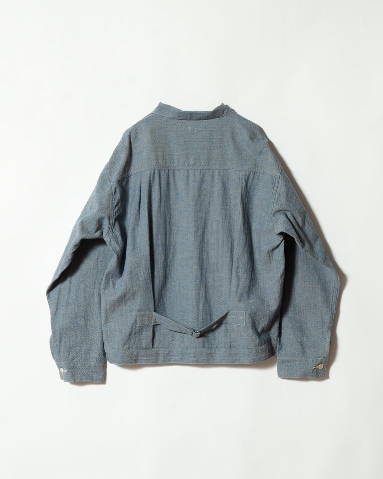 平置きのバック全景。腰部のオリジナルバックルとベルトループ、背面のプリーツが一望できる。未メッキの鉄バックルは現時点では無骨な素顔を見せており、これから時間をかけて変化していく余白に満ちている。