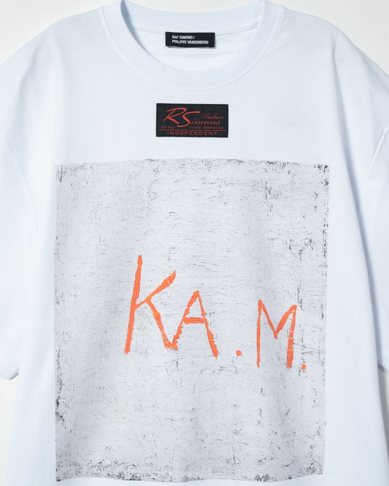 ラフシモンズ(Raf Simons)は、ベルギー出身のデザイナーであり、フィリップ・ヴァンデンバーグの作品に着想を得た最後のコレクションを発表しました。ヴァンデンバーグの作品は、強烈な筆致や濃い色調が特徴的であり、社会批判や政治的な問題に対する彼の強い思いが表現されています。ラフシモンズは、この個性的で強烈なグラフィックをアイテムに落とし込み、ラフシモンズらしい洗練されたデザインと融合させました。
