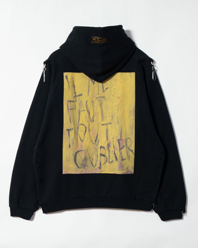 RAF SIMONSの最後のコレクションは、フィリップ・ヴァンデンバーグの作品を特徴としたビッグシルエットのフーディです。コットン100%、トルコ製で、ダメージ加工とヴィンテージ加工が施されています。フードにはRAF SIMONSのワッペン、ラグランスリーブ、袖と裾にたくしあげ用フックがあり、独特のデザインと機能性を兼ね備えています。