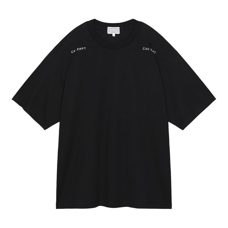 100%コットン。 薄手天竺生地。プルオーバー。クルーネック。 後ろ身頃にグラフィック。前身頃ショルダーにCAV EMPT。 後ろ身頃で色・生地切り替え。ビッグシルエット。 ウォッシュ加工。日本製。