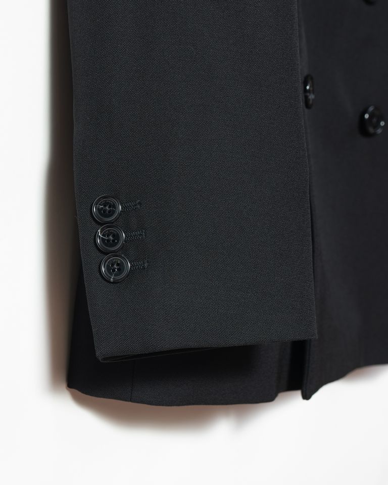 RAF SIMONSのダブルブレストブレザーは、独特のピーコック・ラペルが特徴。最終コレクションで、アーティストのフィリップ・ヴァンデンバーグとのコラボアイテムが融合。彼のグラフィックプリントアイテムと組み合わせることで、モダンで個性的なスタイリングが実現。ファッションとアートが融合した新しいスタイルを楽しめます。