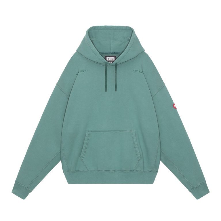 100%コットン。スウェット生地。プルオーバー。セットインスリーブ。前身頃に刺繍でCAV EMPT。後ろ身頃表、裏に布パッチ。左袖上部にシリコンパッチ。前身頃にマフポケット。フードにドローストリング。袖下、脇で生地切り替え。ワイドシルエット。バイオウォッシュ加工。日本製。