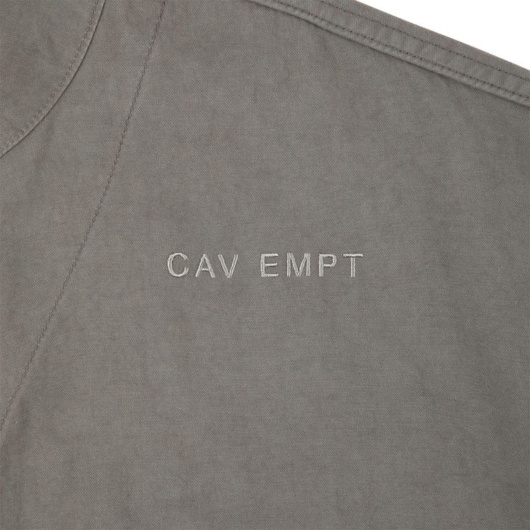 100%コットン。ボタンアップ。比翼フラップ。セットインスリーブ。前身頃ショルダーに刺繍でCAV EMPT。左袖上部にシリコンパッチ。前身頃にベローズポケット。脇下にメッシュベンチレーション。袖口にストラップ。ワイドシルエット。ウォッシュ加工。日本製。