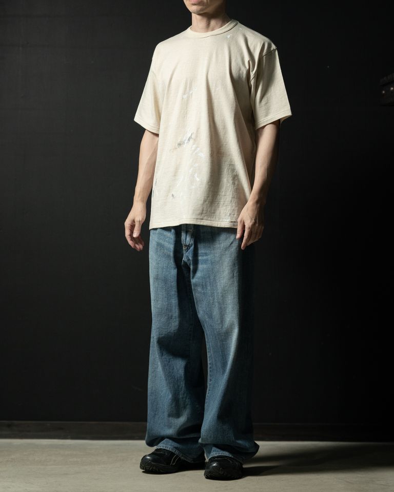 Taiga Takahashi のアイコニックアイテムでもある LOT.616 Tee Shirt をベースに脇下の溜まりを改良するため肩傾斜をつけて再構築した。素材は手紡ぎのような風合いの天竺。明治時代に発明された国産紡績機のガラ紡で紡がれた糸を現代の技術で再現した糸を使用している。この糸は、通常の紡績糸に比べ低速で紡績することで、空気を含み軽く優しい風合いに仕上がる。