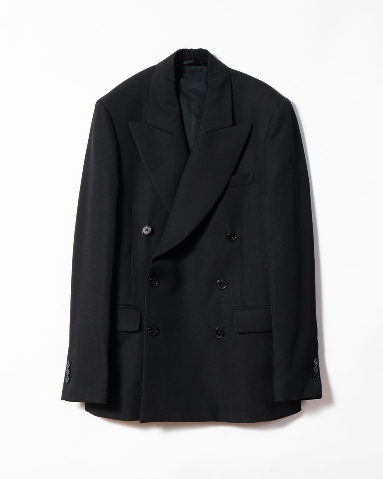 RAF SIMONSのダブルブレストブレザーは、独特のピーコック・ラペルが特徴。最終コレクションで、アーティストのフィリップ・ヴァンデンバーグとのコラボアイテムが融合。彼のグラフィックプリントアイテムと組み合わせることで、モダンで個性的なスタイリングが実現。ファッションとアートが融合した新しいスタイルを楽しめます。