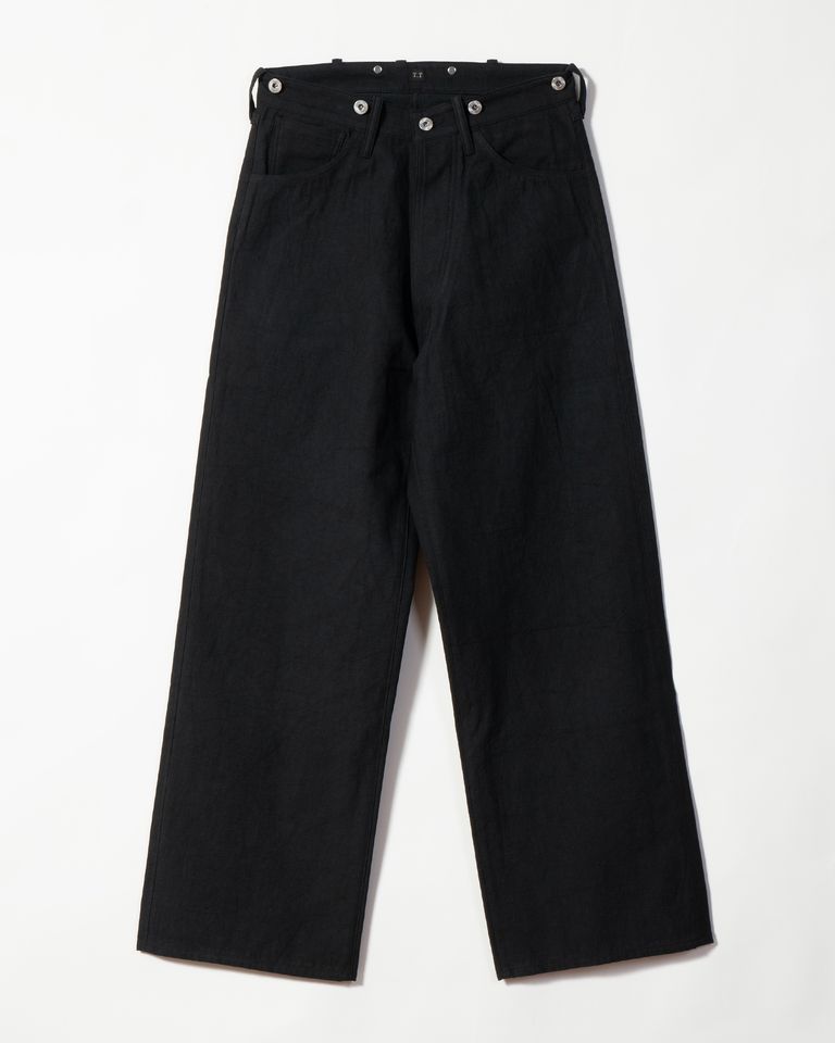Lot.704 がベースのバックルバックワイドシルエットパンツ。