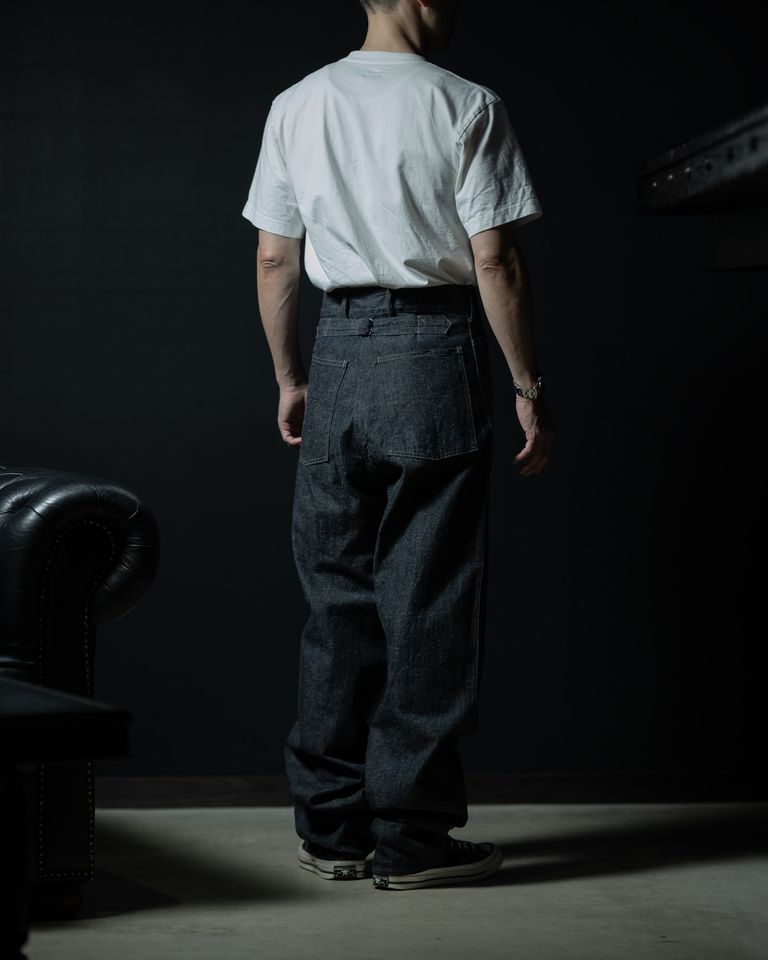 シンチバックと大きなバックポケットが印象的な後ろ姿。穿き込むほどに色落ちとアタリが現れ、独自の経年変化を楽しめるデニムパンツです。