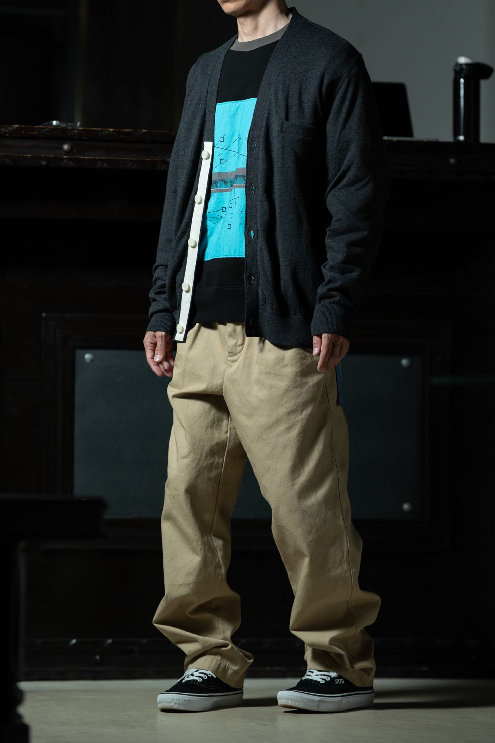 グラフィックをチャコールとベージュで包むリラックスドスタイル