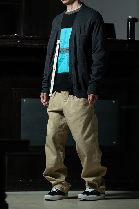 グラフィックをチャコールとベージュで包むリラックスドスタイル