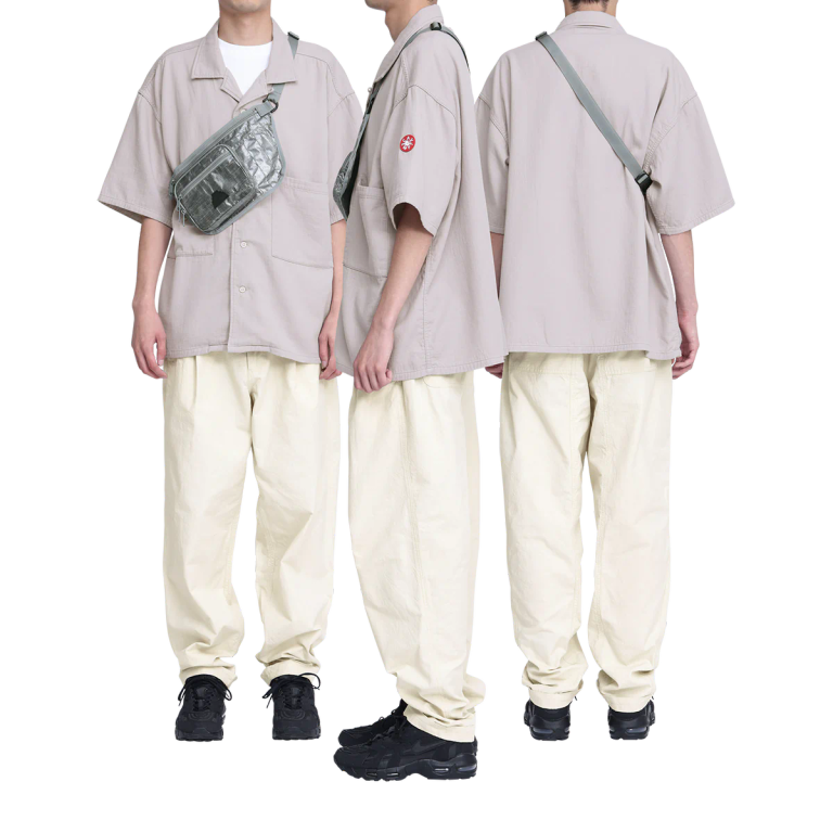 ポリエチレン。Dyneema.コンポジットファブリック。フロントにシリコンパッチ。コンパートメント内、バックにスリットポケット。フロントにジップポケット。パイピング。H19cm x W28cm。日本製。