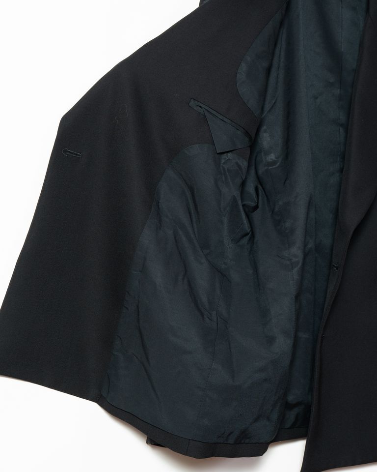 RAF SIMONSのダブルブレストブレザーは、独特のピーコック・ラペルが特徴。最終コレクションで、アーティストのフィリップ・ヴァンデンバーグとのコラボアイテムが融合。彼のグラフィックプリントアイテムと組み合わせることで、モダンで個性的なスタイリングが実現。ファッションとアートが融合した新しいスタイルを楽しめます。