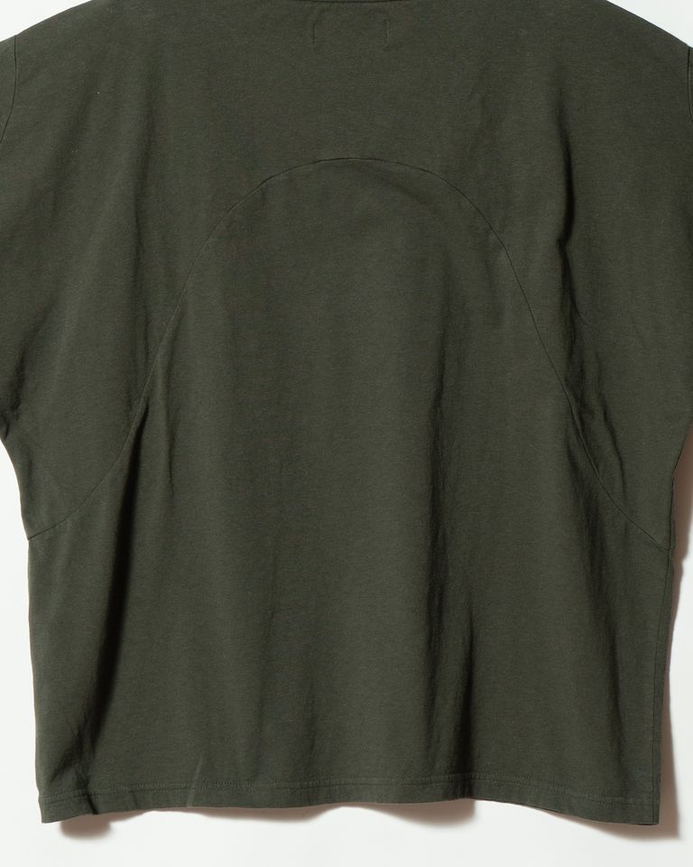 背面中央のアーチ型切り替えを間近で捉えたカット。ミシン目が均一で丁寧な縫製が確認できる。生地同士の接合部でわずかに素材の表情が異なり、単色でありながら奥行きのある背面をつくり出している。amachi.のパターンへのこだわりが最も如実に表れる部分。