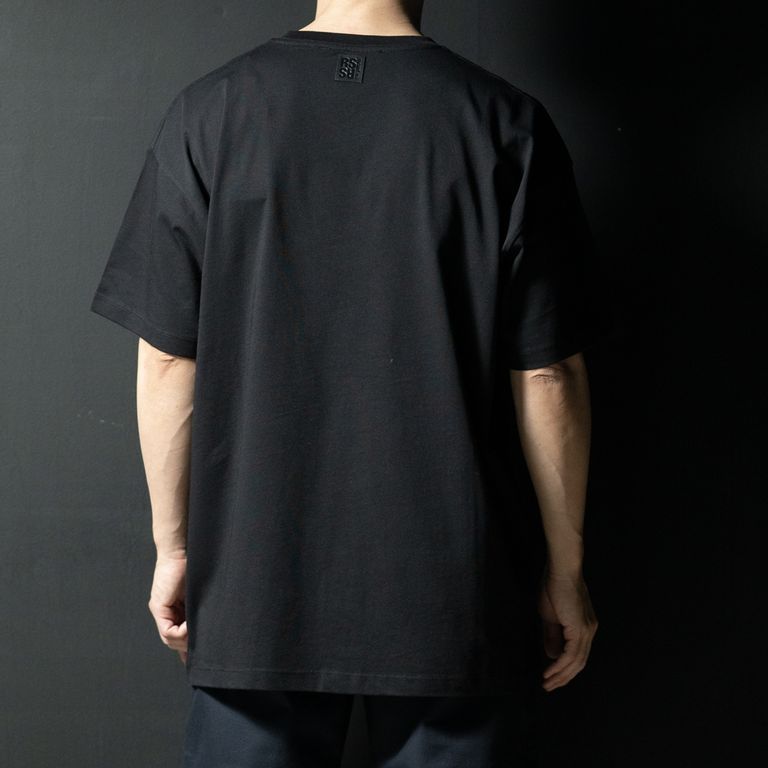 身長168cm 体重55kg M着用 コットン100%、グラフィックプリント、オーバーサイズシルエット、RSレザーパッチ、生産国トルコ