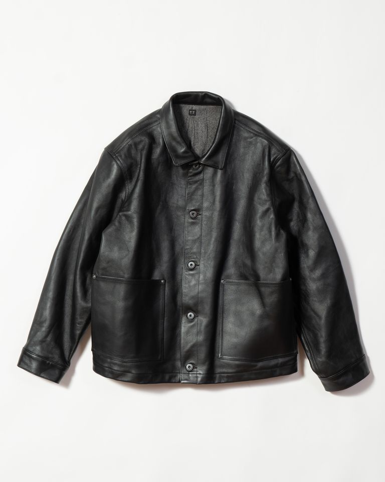 Lot.303 を馬革で作成したレザージャケット。AW25 では、軽量な一枚仕立てから秋冬向けに裏地付きに仕様を変更。茶芯の馬革を使用しているため着込むうちに茶色く革の色が落ちていく。馬革はピット鞣しをしたヌメ革を使用。ピット鞣しとは植物の樹脂タンニンが入った槽に長時間漬け込む鞣しの方法。漬け込む期間だけで約1カ月も要する時間と手間をかけて仕上げる製法の一つで日本では数社しかおこなっていない。