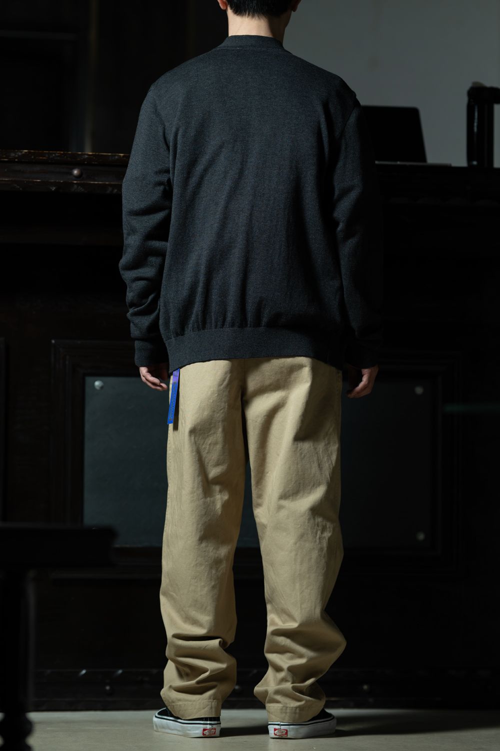 グラフィックをチャコールとベージュで包むリラックスドスタイル