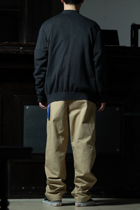 グラフィックをチャコールとベージュで包むリラックスドスタイル