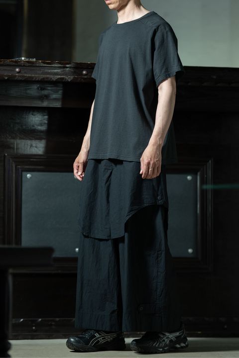 amachi. Fabric Forming Tee × Layered Utility Pants｜立体成型Tシャツで作る黒の陰影コーデ