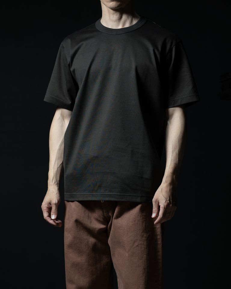 身長168cm 体重55kg  着用サイズM  身体のラインを拾いすぎない計算されたシルエット。素材の滑らかさと程よいハリ感により、一枚でも上品に着用できます。