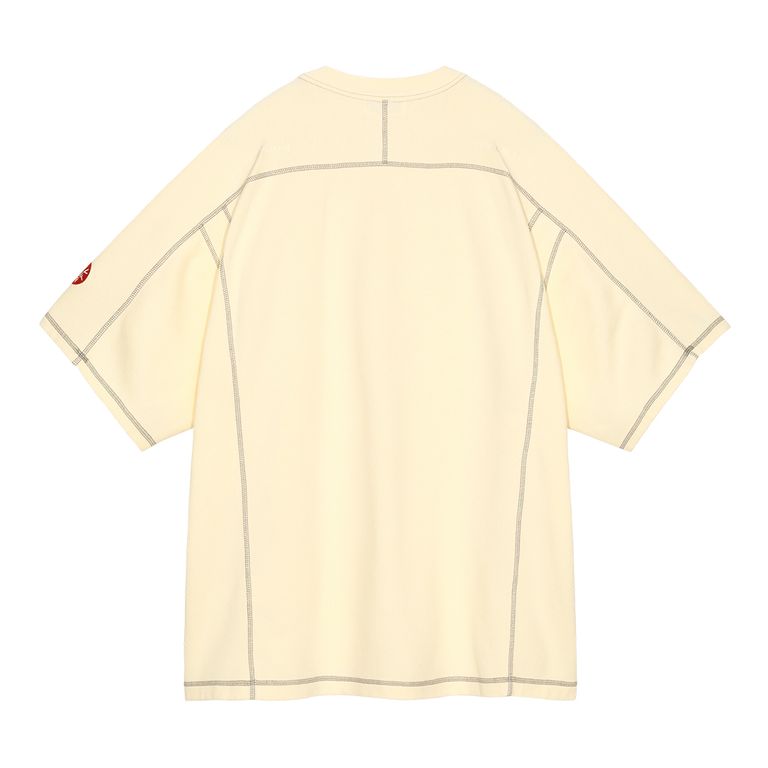 100%コットン。二重編み生地。ショートスリーブ。クルーネック。プルオーバー。変形ラグランスリーブ。後ろ身頃ショルダーに刺繍でCAV EMPT。左袖上部に刺繍でグラフィック。コントラストステッチ。ウォッシュ加工。チャコール、イエローの2色展開。日本製。