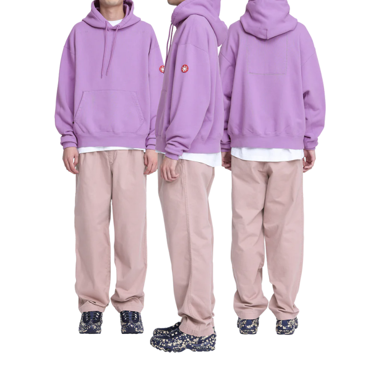 100%コットン。スウェット生地。プルオーバー。セットインスリーブ。前身頃ショルダーに刺繍でCAV EMPT。後ろ身頃裏に布パッチ。後ろ身頃表にリフレクタープリント。左袖上部にシリコンパッチ。前身頃にマフポケット。フードにドローストリング。袖下、脇で生地切り替え。ワイドシルエット。ウォッシュ加工。日本製。