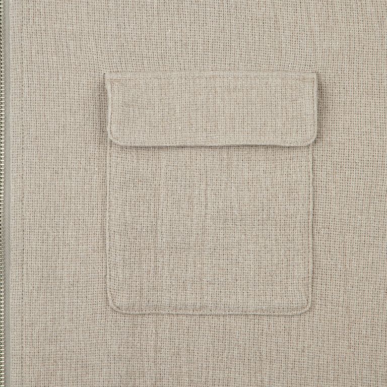 55%リネン、45%コットン。パナマ織生地。ジップアップ。務歯見せ。セットインスリーブ。左袖上部にシリコンパッチ。前身頃にパッチアンドフラップポケット。袖口にボタン。ワイドシルエット。ウォッシュ加工。日本製。