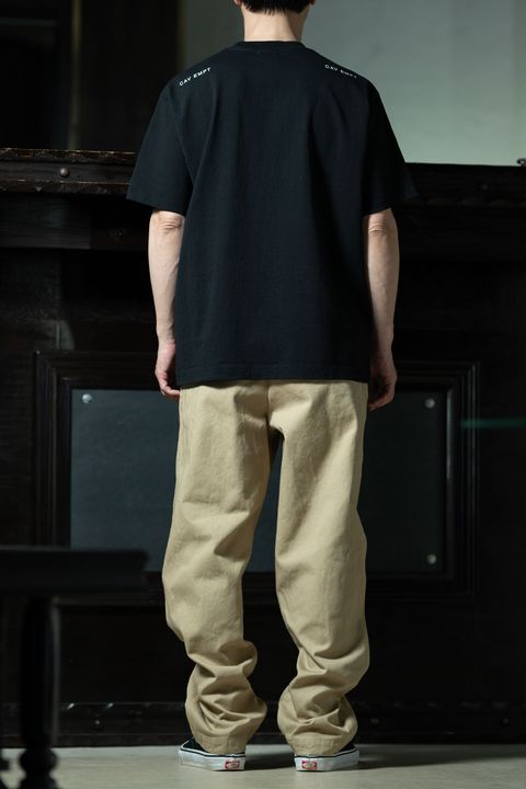 C.E One Dimensional Projection T × Cotton Casual Two Tuck Pants、オールC.Eで組むワントーンのリラックスコーデ