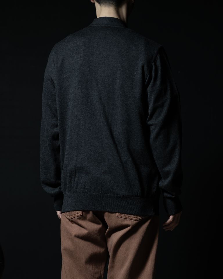 背面はシンプルに。テーラリング由来の構造が、着用時の立体感を支えます。日常使いの中でさりげなく品質の高さが伝わる一着です。