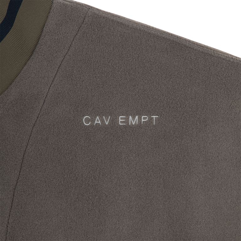 前身頃ショルダーに配された〈CAV EMPT〉刺繍がさりげないアクセントに。起毛感のあるフリース地にクリーンなロゴが浮かび上がり、落ち着いたカーキカラーに程よいコントラストを生みます。