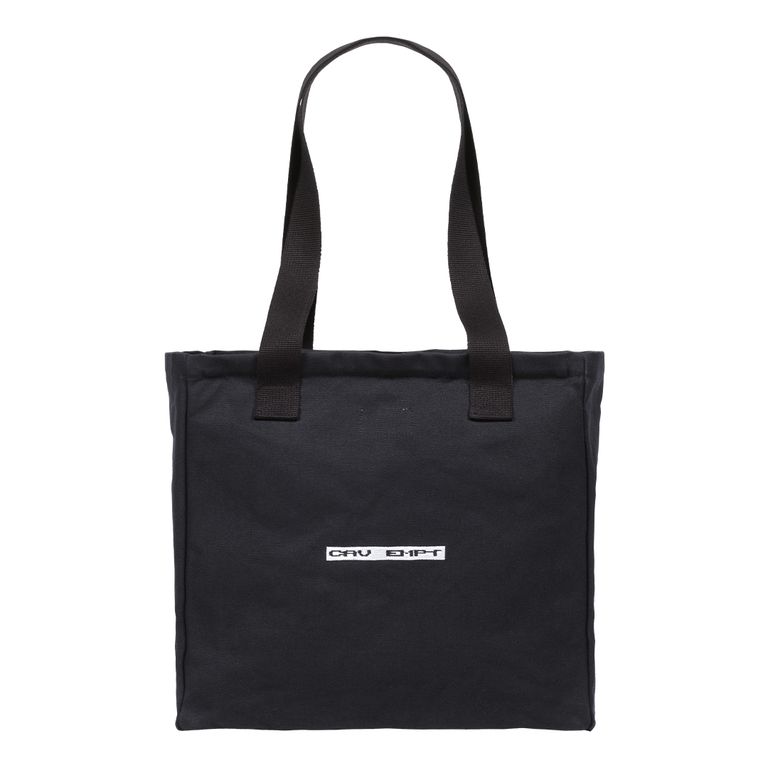 100%コットン。厚手キャンバス生地。トートバッグ。フロントにプリント、バックに刺繍でグラフィック。袋口にファスナー。ウォッシュ加工。W36cm x D15cm x H34cm.