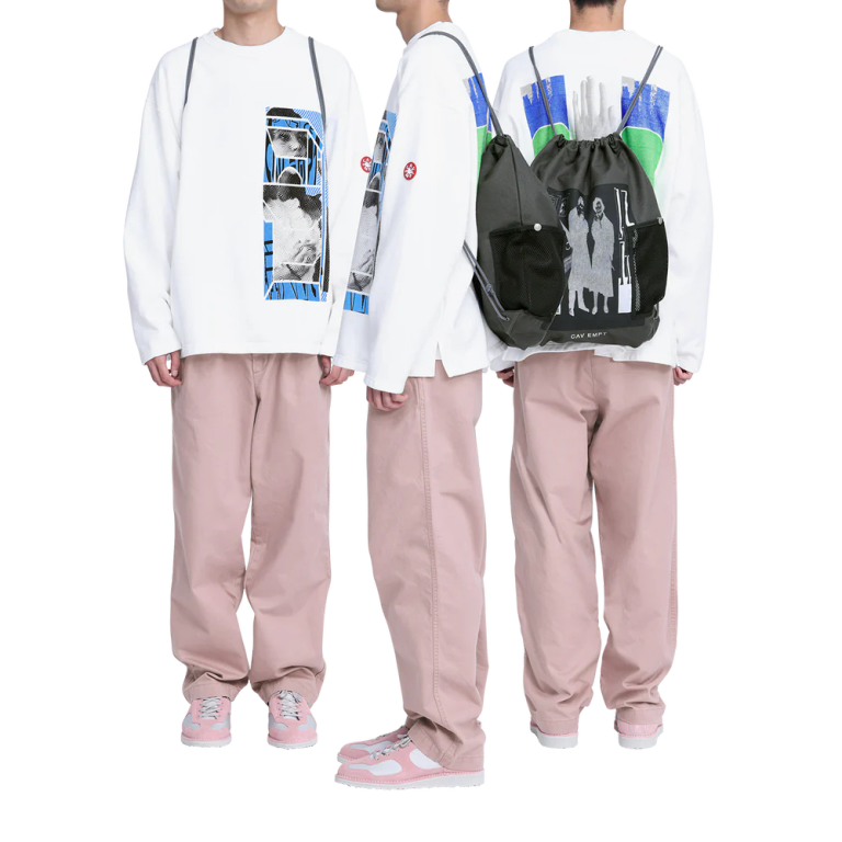 100%コットン。バックパック。フロントに布パッチ、刺繍でCAV EMPT。フロントにボタン開閉式のメッシュポケット。H50cm x W42cm。ブラウン、チャコールの2色展開。日本製。