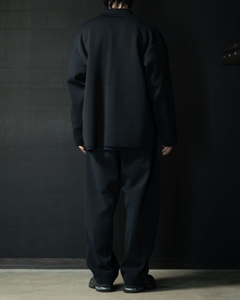 身長168cm 体重55kg  着用サイズ3   ミラノリブによるしっかりとした編み地が特徴のジャケット。ゆとりのあるボックスシルエット。一重仕立て。ノッチドラペル。シングルブレスト、一つボタン。サイドシームポケット