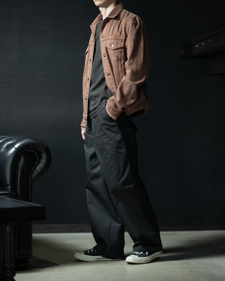 横から見ると、ヒップから裾へかけての緩やかなラインが際立ちます。上質な素材が生む自然な落ち感が魅力です。