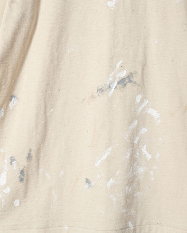 Taiga Takahashi のアイコニックアイテムでもある LOT.616 Tee Shirt をベースに脇下の溜まりを改良するため肩傾斜をつけて再構築した。素材は手紡ぎのような風合いの天竺。明治時代に発明された国産紡績機のガラ紡で紡がれた糸を現代の技術で再現した糸を使用している。この糸は、通常の紡績糸に比べ低速で紡績することで、空気を含み軽く優しい風合いに仕上がる。