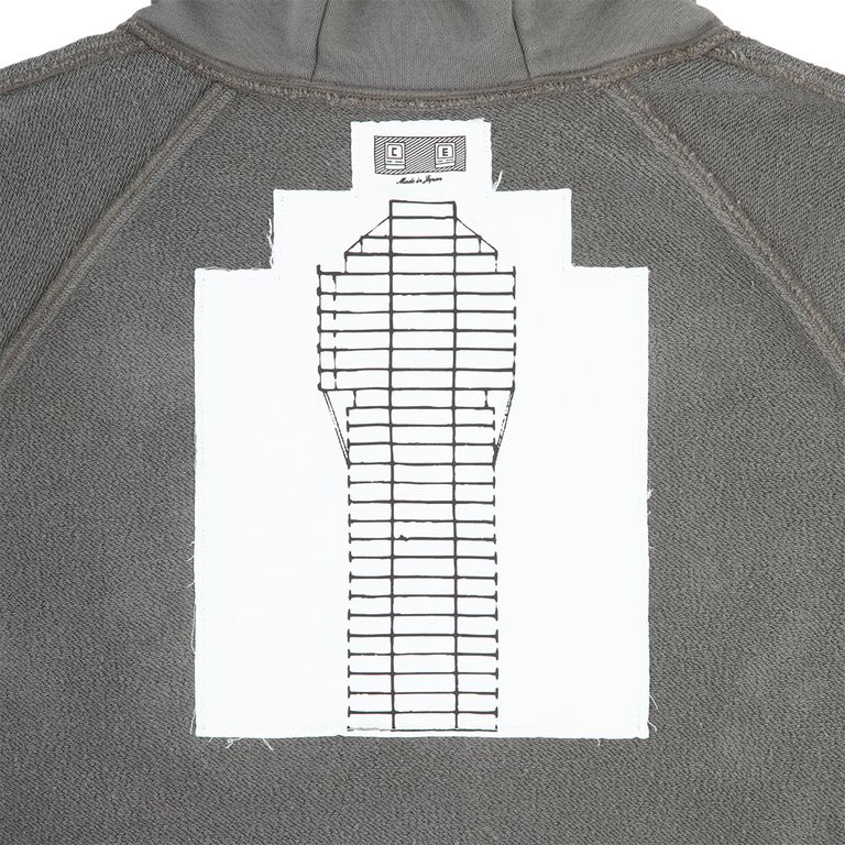 後ろ身頃裏に縫い付けられた布パッチが、内側にも視覚的なアクセントを加えます。