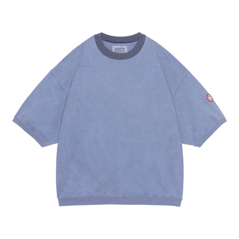 100%コットン。厚手天竺生地。プルオーバー。クルーネック。セットインスリーブ。後ろ身頃裏に布パッチ。後ろ身頃表にリフレクタープリント。前身頃ショルダーに刺繍でCAV EMPT。左袖上部にシリコンパッチ。襟にストライプのリブ。ワイドシルエット。オーバーダイウォッシュ加工。日本製。