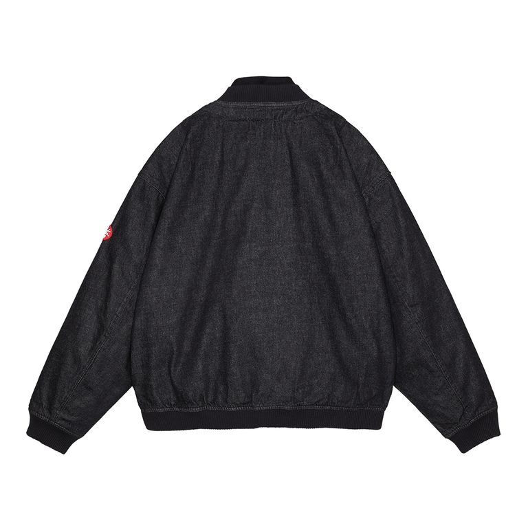 表地100%コットン。12ozブラックデニム生地。裏地100%ポリエステル。キルティング生地。シンサレート中綿、100%ポリエステル。ジップアップ。セットインスリーブ。前身頃ショルダーに刺繍でCAV EMPT。左袖上部にシリコンパッチ。前身頃にフラップポケット。前身頃裏にウェルトポケット。襟内側、フラップ内側に別布。後身頃ショルダーにダーツ。裾にフラップ。ワイドシルエット。ウォッシュ加工。日本製。