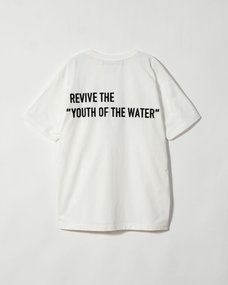 背面にファーストコレクションのテーマであるRevive the “Youth of The Water” をフェルト刺繍で表現しています。カットしたフェルトを一つ一つ配置して、チェーンステッチでたたきつけています。