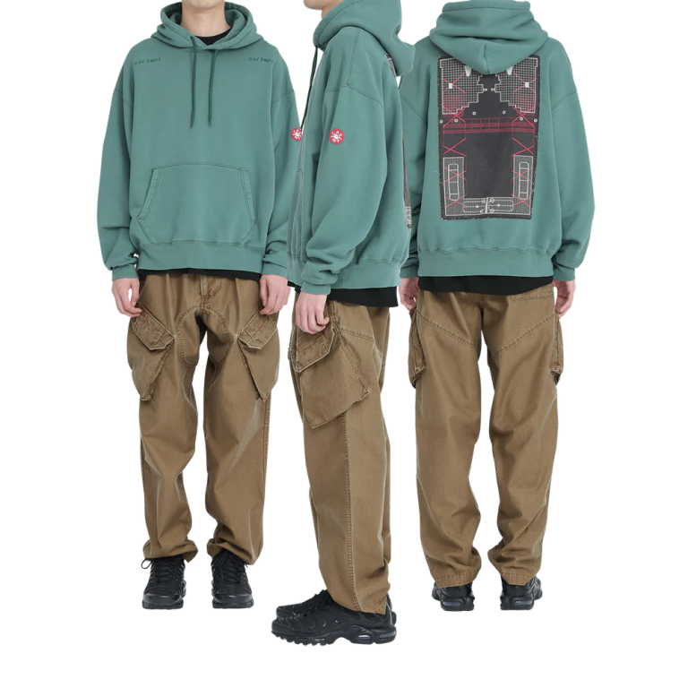 100%コットン。スウェット生地。プルオーバー。セットインスリーブ。前身頃に刺繍でCAV EMPT。後ろ身頃表、裏に布パッチ。左袖上部にシリコンパッチ。前身頃にマフポケット。フードにドローストリング。袖下、脇で生地切り替え。ワイドシルエット。バイオウォッシュ加工。日本製。