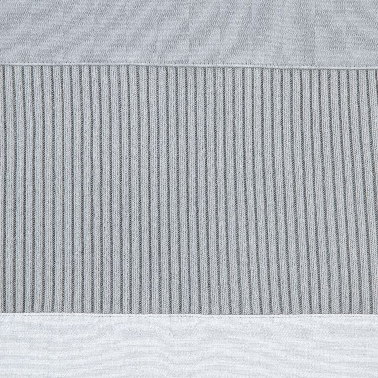 身頃上部、100%コットン。厚手天竺生地。身頃下部、50%コットン、50%リネン。ガーゼ生地。プルオーバー。セットインスリーブ。前身頃ショルダーに刺繍でCAV EMPT。後ろ身頃表、裏に布パッチ。左袖上部にシリコンパッチ。Vガゼット、前身頃、袖で色・生地切り替え。オーバーダイウォッシュ加工。日本製。