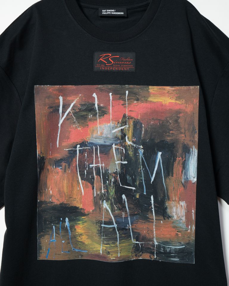 ラフシモンズ(Raf Simons)は、ベルギー出身のデザイナーであり、フィリップ・ヴァンデンバーグの作品に着想を得た最後のコレクションを発表しました。ヴァンデンバーグの作品は、強烈な筆致や濃い色調が特徴的であり、社会批判や政治的な問題に対する彼の強い思いが表現されています。ラフシモンズは、この個性的で強烈なグラフィックをアイテムに落とし込み、ラフシモンズらしい洗練されたデザインと融合させました。