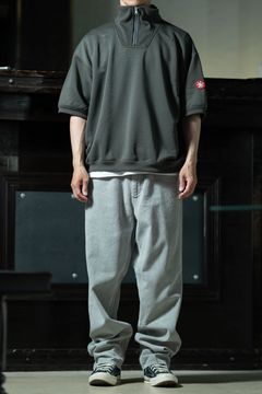 Jersey × Corduroy — C.E PE Jersey Half Zip × 1992 COLOUR CORDS、夏ジャージに秋素材を仕込むグレートーンスタイル