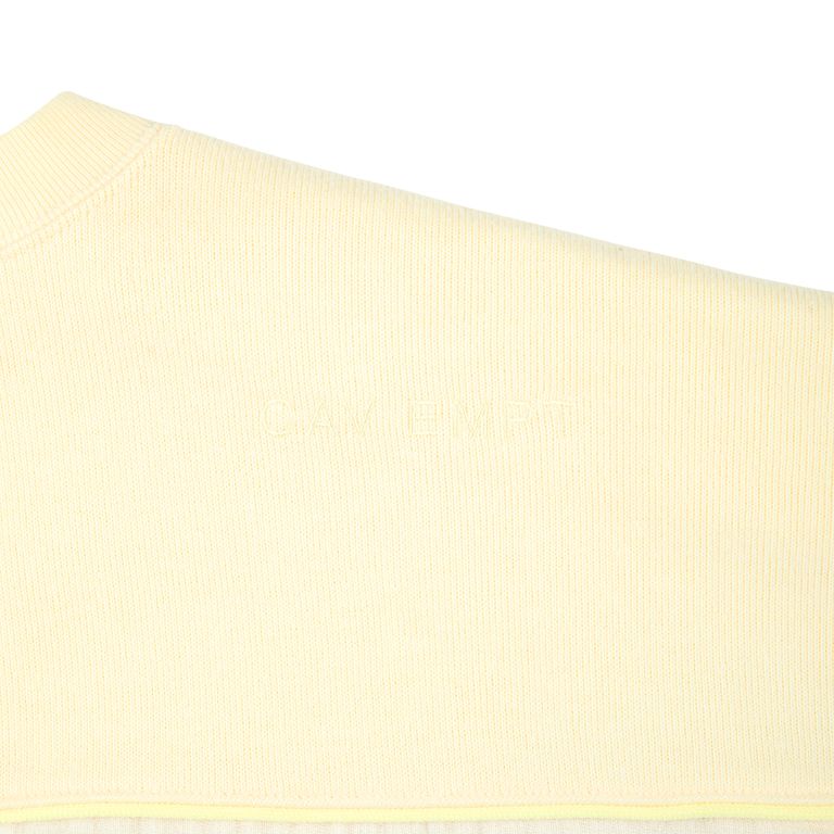 100%コットン。ガーゼ生地。プルオーバー。クルーネック。後ろ身頃ショルダーに刺繍でCAVEMPT。左袖上部にシリコンパッチ。身頃上部で色・生地切り替え。切り替え部分にパイピング。裾脇にスリット。ワイドシルエット。ウォッシュ加工。日本製。